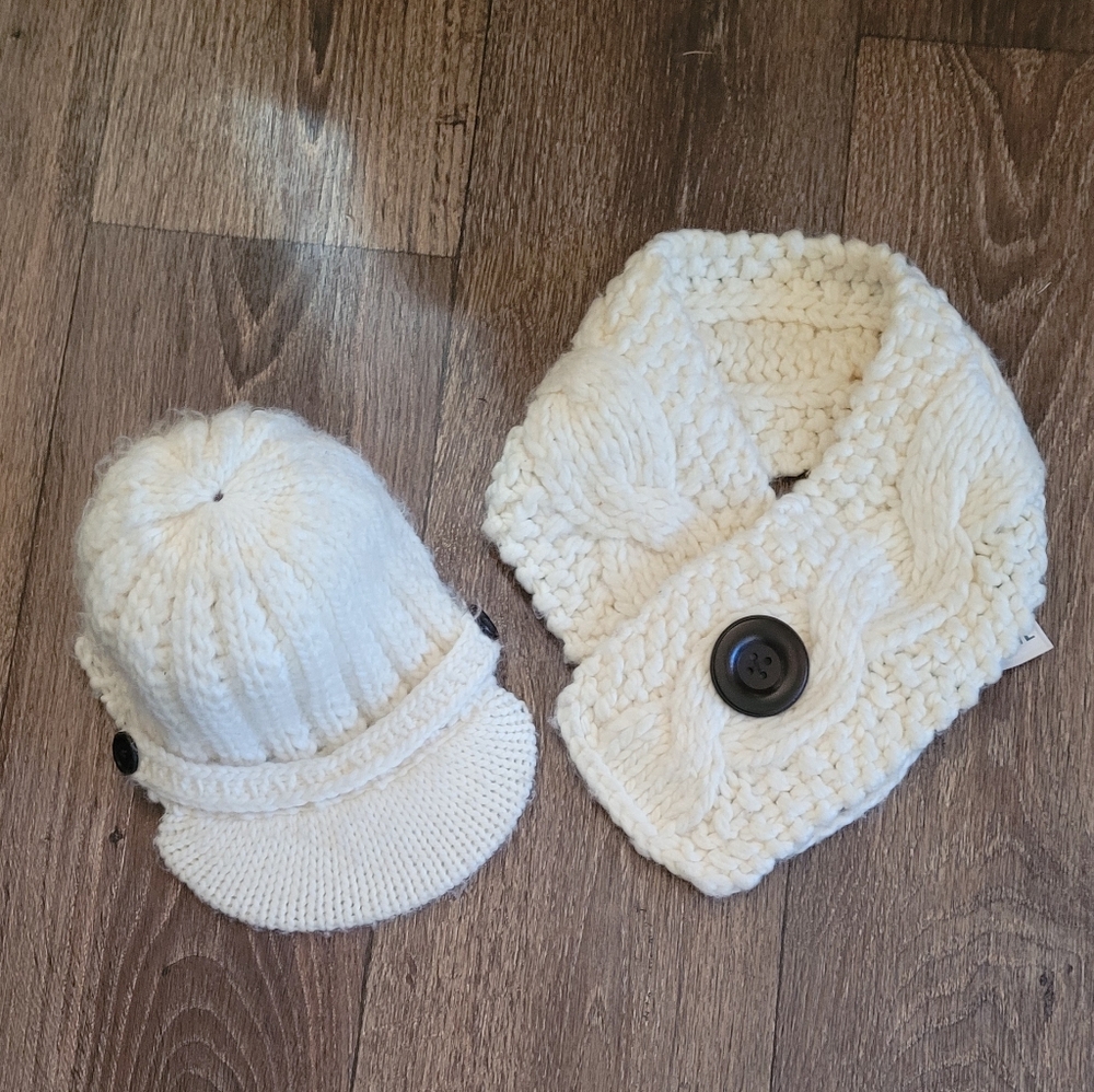 Fossil Knit Hat/Scarf Set Winter White Large Button Detail